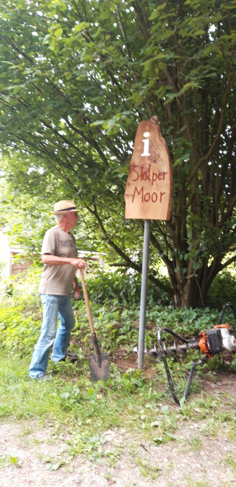 Neues Info-Schild am Stolper Moor – und eine Menge Abfall